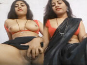 Desi Bhabhi Ji Apne Choot Mein Ungli Kar Rahi Hai