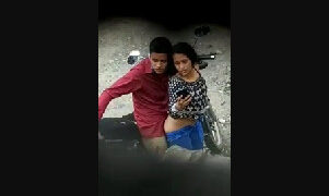 Naughty Couple Bahar Mein Khade Khade Chudai Kar Raha Hai