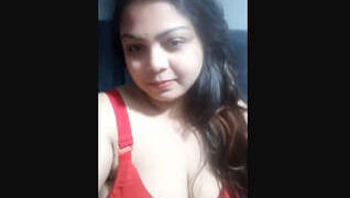 Desi Hot Ladki Apne Bade Boobs Dikhati Hai