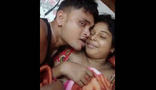 Indian Hot Married Couple Ki Ek Romantic Kiss