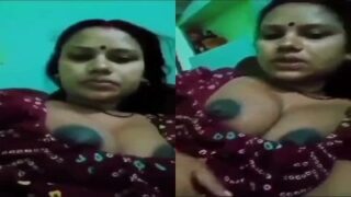 Mallu Aunty Squeezes Boobs And Masturbates